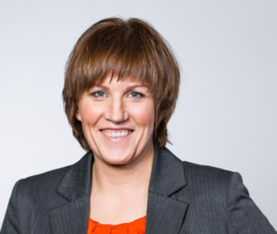 Portrait Presseleitung Nina Henckel. Frau lächelt und trägt grauen Anzug; neutraler Hintergrund. Portrait Presseleitung Nina Henckel. Frau lächelt und trägt grauen Anzug; neutraler Hintergrund.