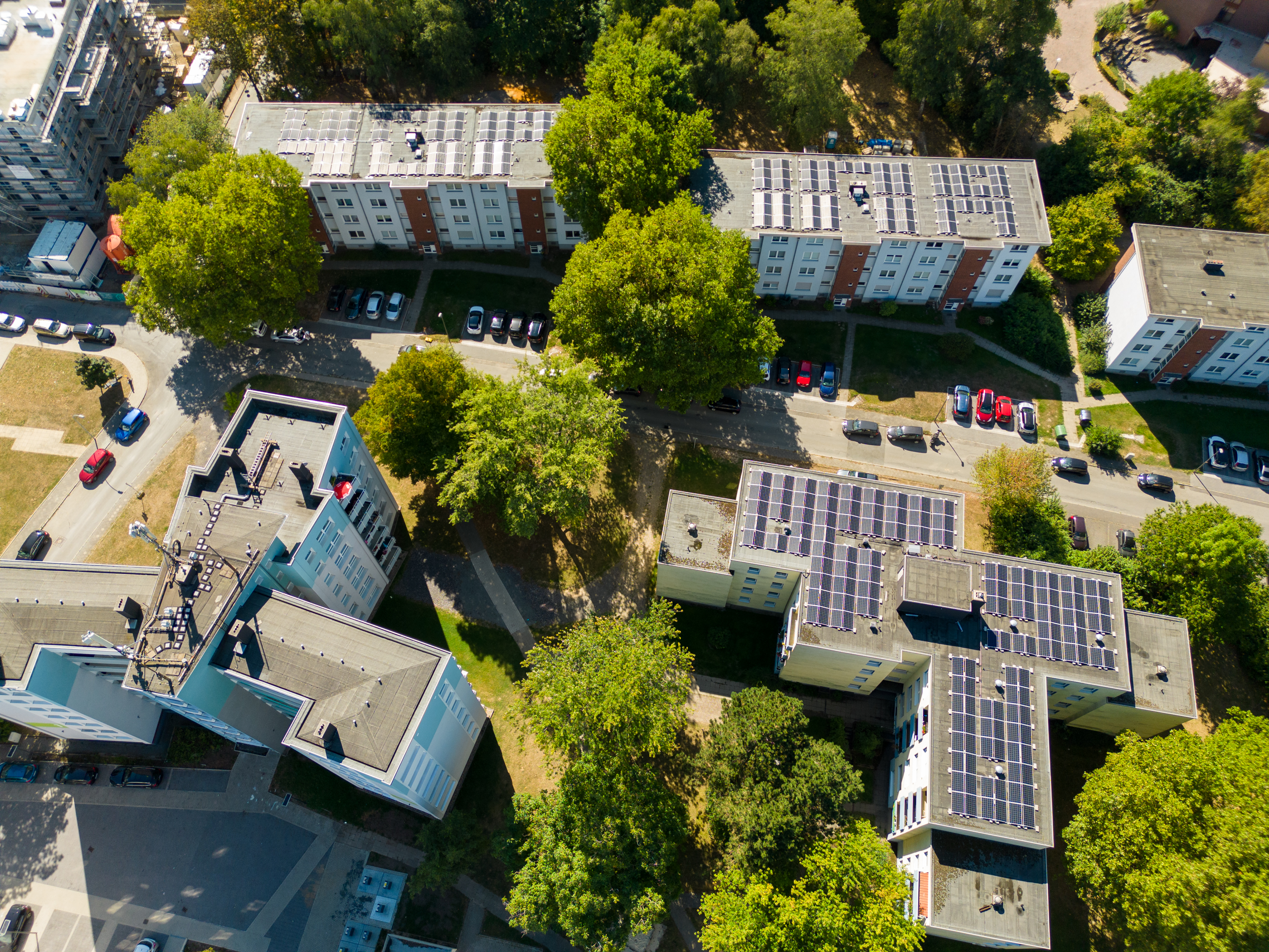 Photovoltaik auf den Dächern von Häusern bei Vonovia Photovoltaik auf den Dächern von Häusern bei Vonovia