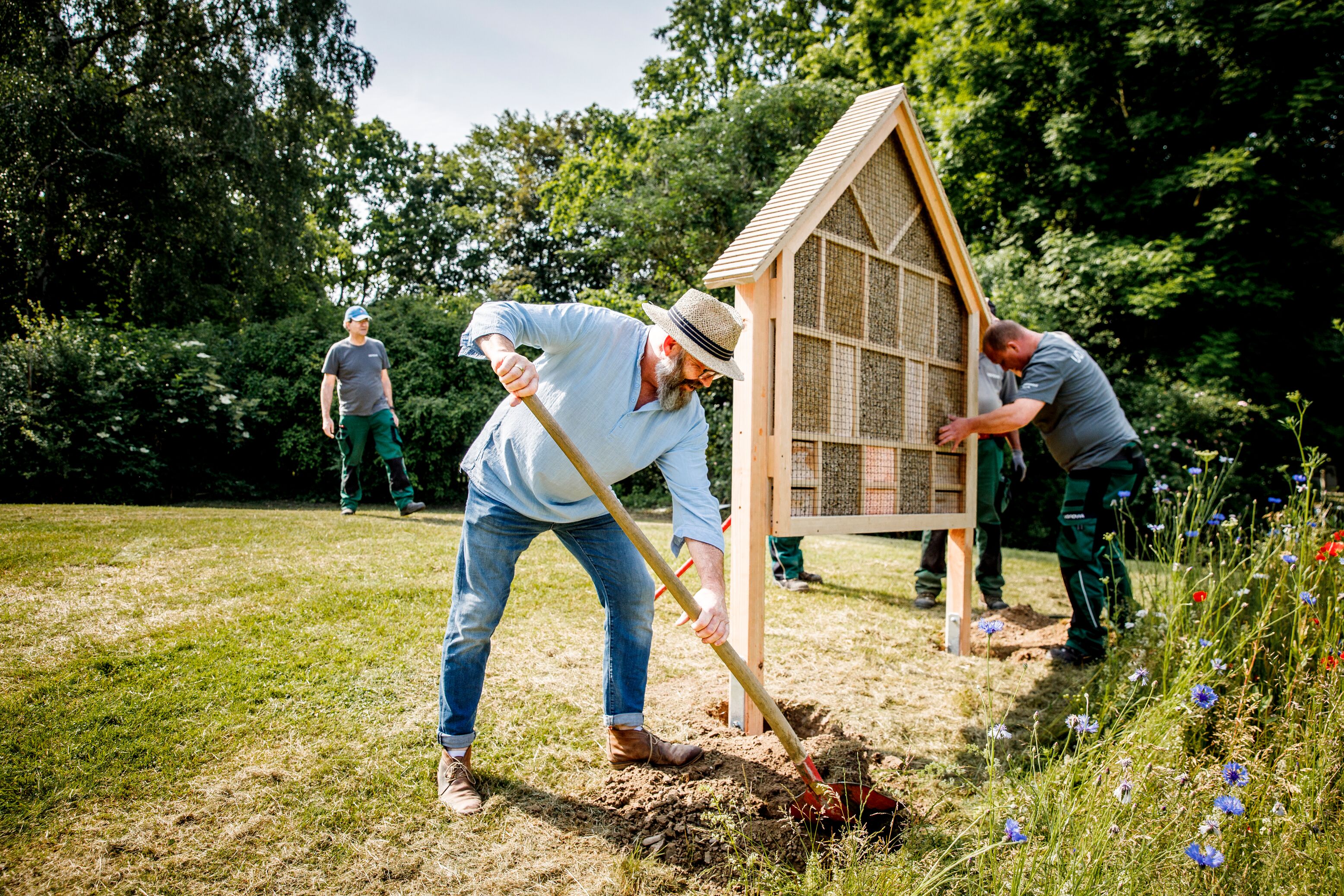 Mitarbeiter von Vonovia stellen ein Insektenhotel auf Mitarbeiter von Vonovia stellen ein Insektenhotel auf